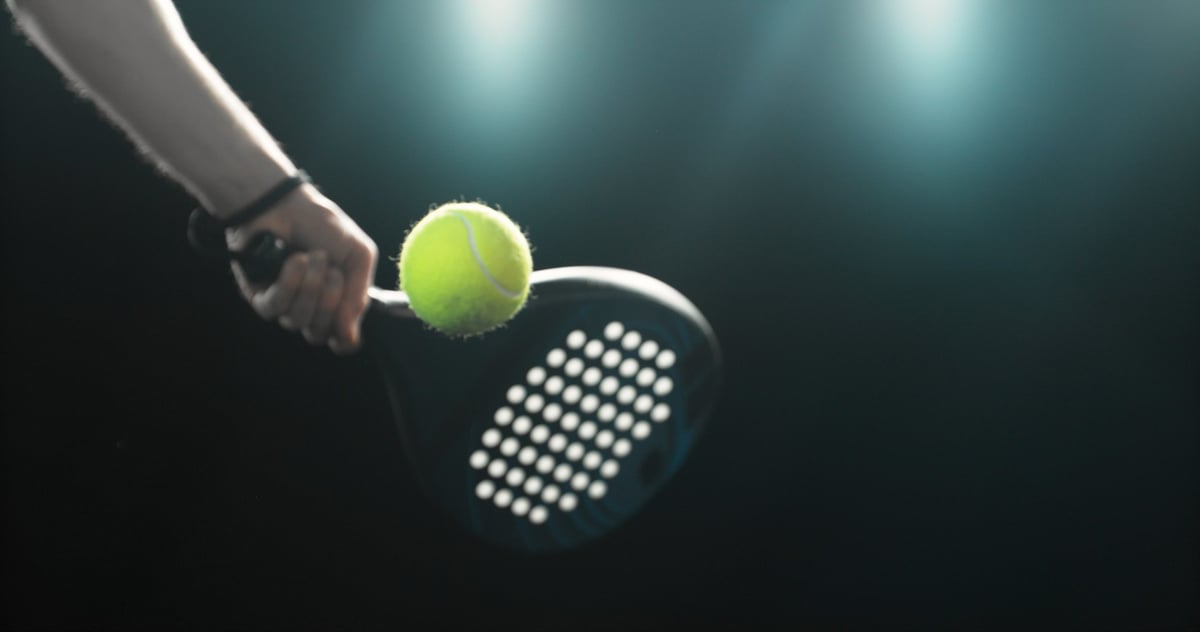Jugador de pádel golpeando la pelota en movimiento